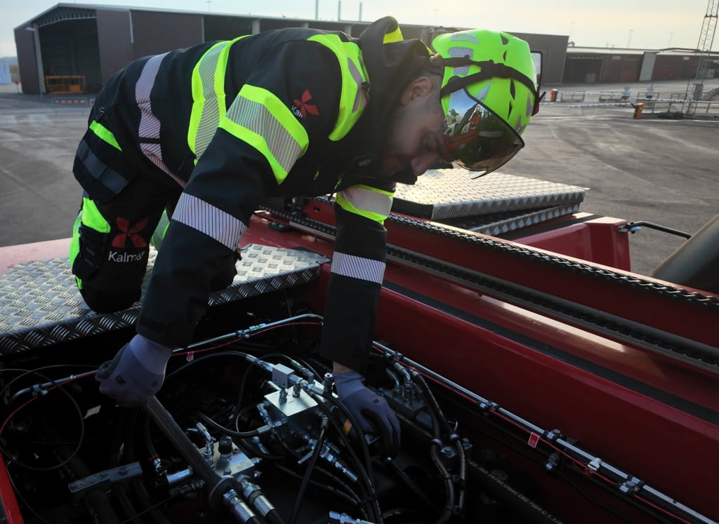 Kalmar Service Hero_Cesar_02_2961x2160.jpg