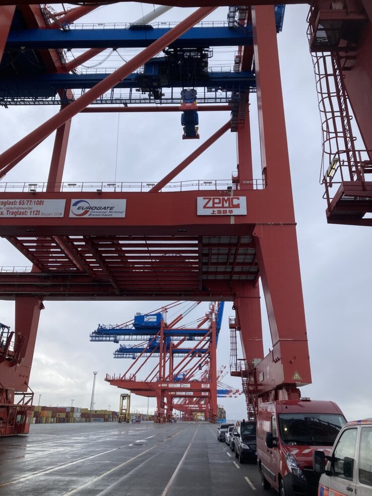 Kalmar e Eurogate Wilhelmshaven - Reubicando e modificando dois guindastes STS