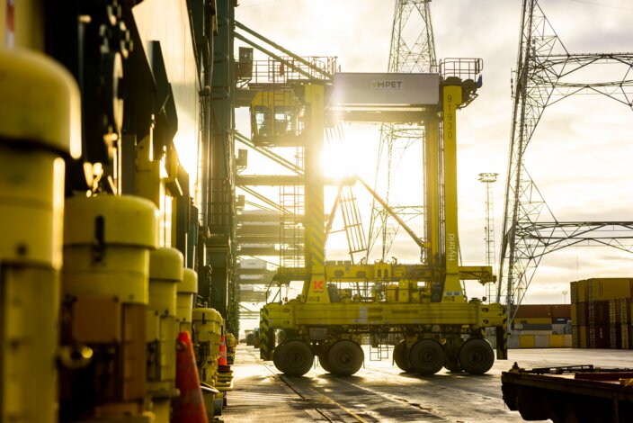 Kalmar Hybrid Straddle Carrier